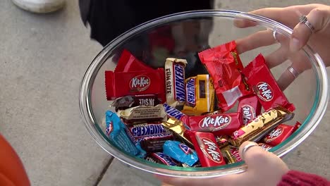 Niños-Agarrando-Dulces-De-Halloween-De-Un-Tazón