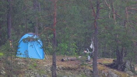 Regen-über-Dem-Wald.-Das-Zelt-Der-Touristen-Im-Strömenden-Regen.