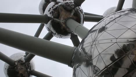 Brussels-Atomium-from-ground-level,-paning