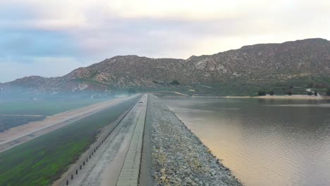 Vuelo-De-Un-Dron-Sobre-Una-Presa-De-Un-Lago-Con-Aves