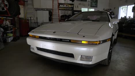 Un-Coche-Deportivo-Blanco-Visto-Estacionado-En-El-Garaje.