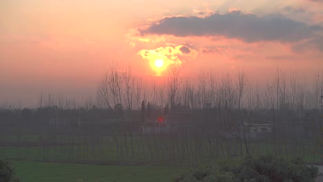 Sonnenuntergang-über-Einem-Dorf