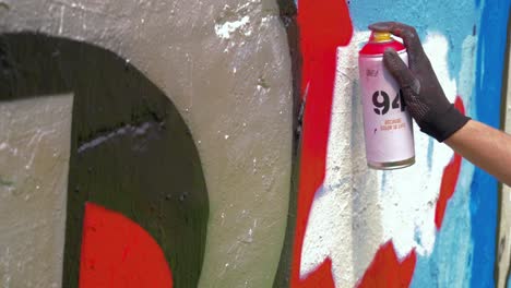 Pintura-En-Aerosol,-Graffiti,-Graffiti-Pintado-A-Mano-Con-Aerosol