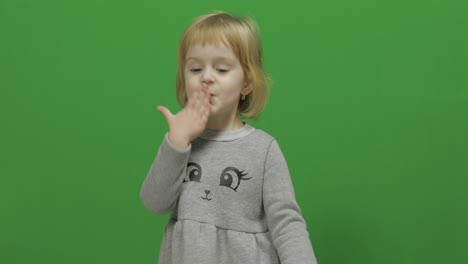 Kleines-Mädchen-Macht-Einen-Flugkuss-Auf-Einem-Greenscreen,-Chroma-Key