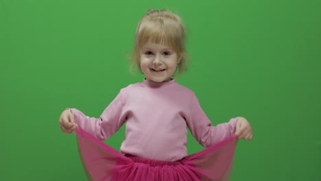 Feliz-Niña-De-Tres-Años.-Lindo-Niño-Rubio.-Bailar-Y-Hacer-Muecas