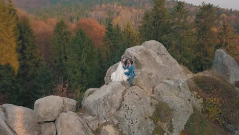 Los-Recién-Casados-Se-Encuentran-En-Una-Alta-Ladera-De-La-Montaña.-Novio-Y-Novia.-Vista-Aérea