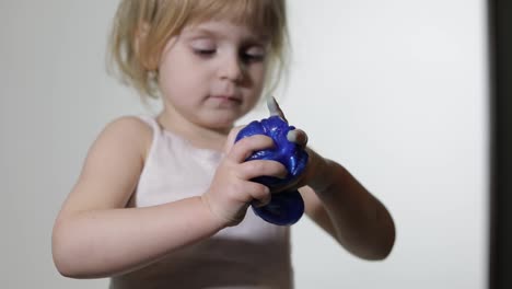 Niño-Divirtiéndose-Haciendo-Limo.-Niño-Jugando-Con-Limo-De-Juguete-Hecho-A-Mano.