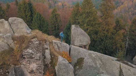 Junger-Mann-Auf-Dem-Hügel-Eines-Berges.-Geschäftsmann.-Bräutigam.-Bräutigam.-Antenne