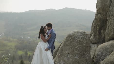 Novio-Con-Novia-En-Las-Colinas-De-Una-Montaña-En-El-Bosque.-Pareja-De-Boda