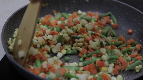 pan-fry-meal-of-delicious-asparagus,-pepper,-corn-and-carrot.-vegetarian-meal