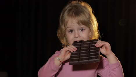 Niño-Atractivo-Comiendo-Un-Enorme-Bloque-De-Chocolate.-Linda-Chica-Rubia