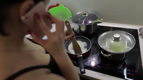 Hermosa-Mujer-Caucásica-Hablando-Por-Teléfono-Mientras-Cocina