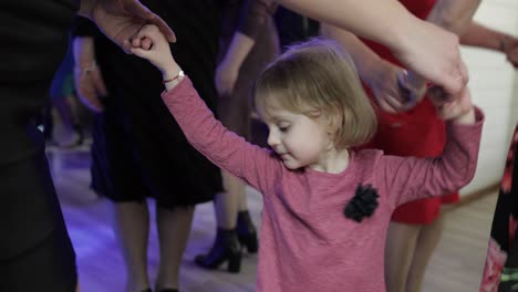 Niño-Pequeño-Baila-En-La-Fiesta.-Siéntete-Feliz,-Sonriendo.-Chica-Divirtiéndose-En-La-Discoteca