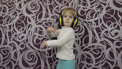 Un-Niño-Feliz-Saltando-Y-Bailando-En-El-Sofá-Y-Escuchando-Música-Con-Auriculares