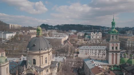 Luftstadt-Lemberg,-Ukraine.-Europäische-Stadt.-Beliebte-Gegenden-Der-Stadt.-Dominikanisch