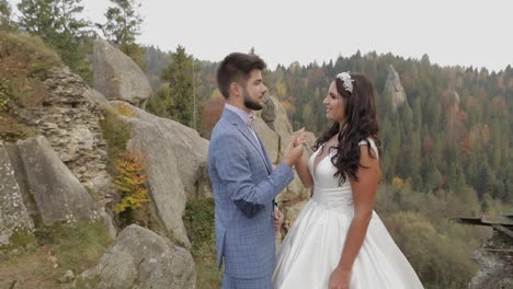 Novio-Con-Novia-En-Las-Colinas-De-Una-Montaña-En-El-Bosque.-Pareja-De-Boda