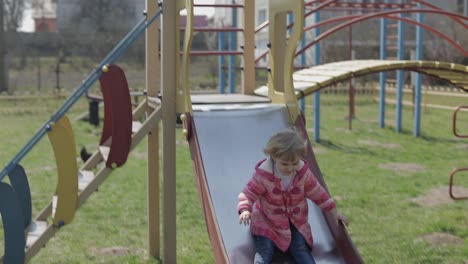 Lustiges-Süßes-Mädchen-Spielt.-Fröhliches-Weibliches-Kind,-Das-Spaß-Auf-Dem-Spielplatz-Hat