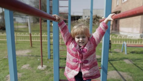 Una-Linda-Y-Divertida-Chica-Está-Jugando.-Una-Niña-Alegre-Divirtiéndose-En-El-Patio-De-Recreo