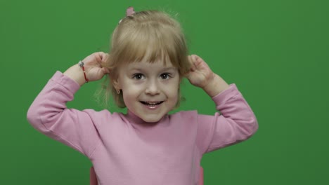 Niña-Feliz-De-Tres-Años.-Linda-Niña-Sonriendo-Y-Haciendo-Muecas.-Clave-De-Croma