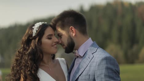 Novio-Con-Novia-En-El-Parque.-Pareja-De-Boda.-Familia-Feliz-Enamorada