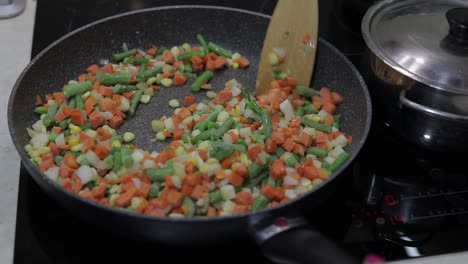 Comida-Frita-De-Deliciosos-Espárragos,-Pimiento,-Maíz-Y-Zanahoria.-Comida-Vegetariana