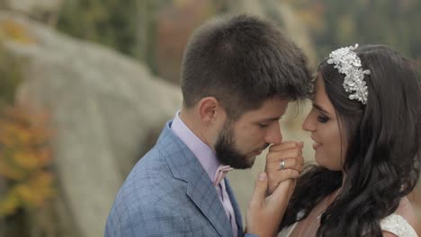 Novio-Con-Novia-En-Las-Colinas-De-Una-Montaña-En-El-Bosque.-Pareja-De-Boda