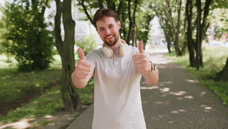 Un-Corredor-Levanta-El-Pulgar-Y-Da-Una-Respuesta-Positiva,-Feliz-Por-Su-Logro-En-El-Maratón