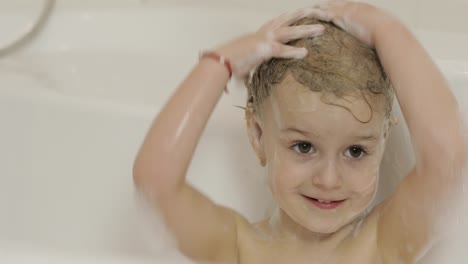 Una-Atractiva-Niña-De-Tres-Años-Se-Baña.-Limpiar-Y-Lavar-El-Cabello