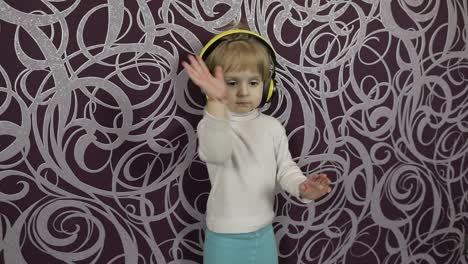 Un-Niño-Feliz-Bailando-En-El-Sofá-Y-Escuchando-Música-Con-Auriculares-En-Casa