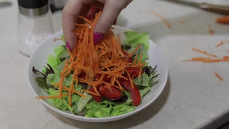 Gehackte-Karotten-In-Salat-Mit-Paprika-Und-Salat-Hinzufügen