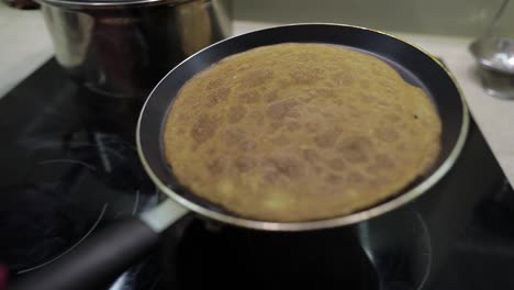 El-Proceso-De-Cocinar-Panqueques-Caseros.-La-Mujer-Pone-El-Panqueque-De-La-Sartén-Al-Plato.