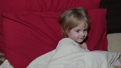 Una-Joven-Viendo-Televisión-En-La-Cama.