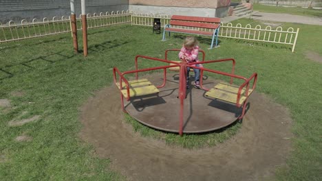 Lustiges-Süßes-Mädchen-Spielt.-Fröhliches-Weibliches-Kind,-Das-Spaß-Auf-Dem-Spielplatz-Hat