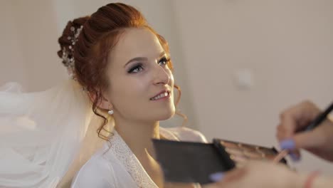 Maquillador-De-Bodas-Haciendo-Un-Maquillaje-Para-La-Novia-Con-Velo.-Hermosa-Modelo-Sexy