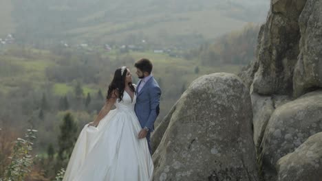 Novio-Con-Novia-En-Las-Colinas-De-Una-Montaña-En-El-Bosque.-Pareja-De-Boda