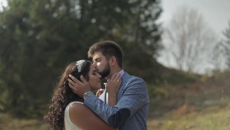 Novio-Con-Novia-En-El-Parque.-Pareja-De-Boda.-Familia-Feliz-Enamorada