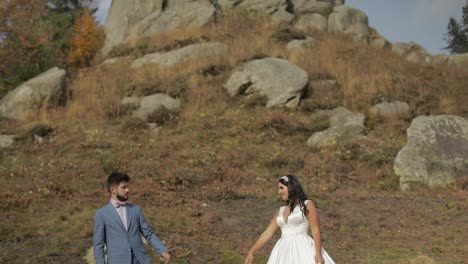 Novio-Con-Novia-Cerca-De-Colinas-De-Montaña.-Pareja-De-Boda.-Familia-Feliz-Enamorada