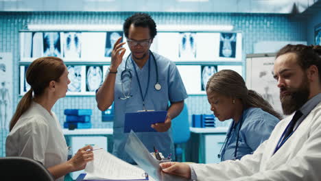 Treffen-Einer-Examinierten-Krankenpflegefachkraft-Mit-Dem-Team-Zu-Einer-Forschungssitzung