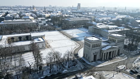 Drone-Flight-in-Winter-over-Munich's-OldTown,-Königsplatz