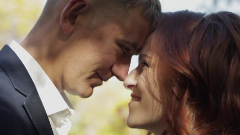 Novio-Con-Novia-En-El-Parque-Forestal.-Pareja-De-Boda.-Familia-Feliz