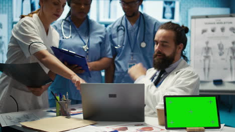 Diversos-Médicos-Analizan-Radiografías-Junto-A-Una-Maqueta-Del-Espacio-De-Copia-Y-Discuten-El-Tratamiento.