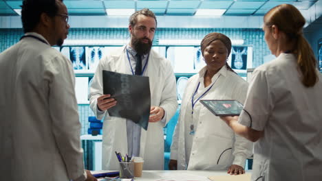 Equipo-De-Médicos-Trabajando-En-Un-Centro-De-Tratamiento-Médico-Para-Encontrar-Un-Diagnóstico.