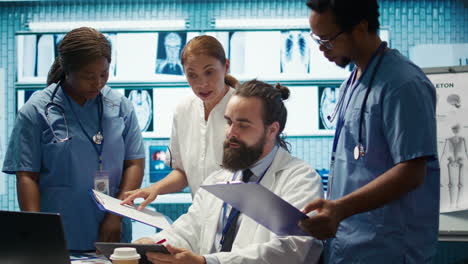 Das-Medizinische-Team-Bespricht-Die-Ergebnisse-Der-Röntgenuntersuchung-Und-Die-Patientenversorgung-Im-Behandlungszentrum