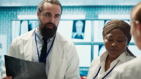 Equipo-De-Médicos-Trabajando-En-Un-Centro-De-Tratamiento-Médico-Para-Encontrar-Un-Diagnóstico.