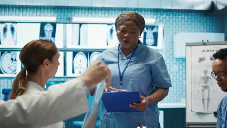 Equipo-Médico-Revisando-Radiografías-De-Diagnóstico-En-Un-Centro-De-Atención-Médica