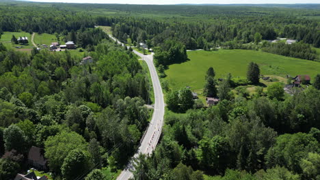 Fotografía-De-Una-Carretera-Tomada-Con-Un-Dron-En-Estrie,-Quebec,-Canadá