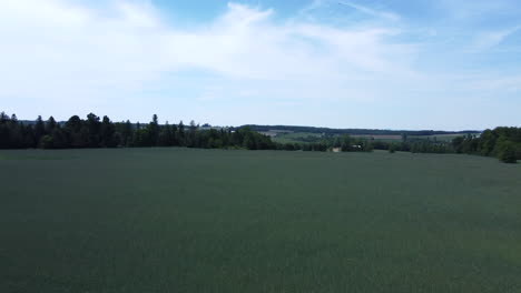 Vista-Aérea-De-Un-Dron-Sobre-Los-Campos-Alrededor-De-Compton,-Quebec,-Canadá