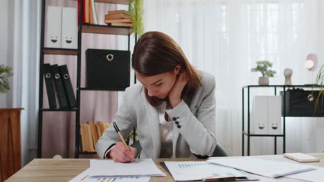 Mujer-De-Negocios-Preparando-Informes-Financieros,-Haciendo-Presentaciones,-Escribiendo-Notas-Y-Haciendo-Papeleo-En-La-Oficina-En-Casa