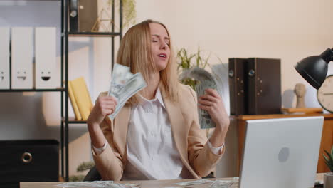 Joven-Empresaria-Ganadora-Sosteniendo-Un-Abanico-Con-Dinero-En-Efectivo-En-Dólares-Celebrando,-Bailando,-éxito-Profesional,-Salario