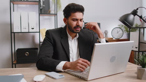 Hombre-De-Negocios-Trabajando-En-Una-Computadora-Portátil-Con-Auriculares,-Línea-De-Ayuda-De-La-Oficina-Del-Operador-Del-Servicio-De-Soporte-Del-Centro-De-Llamadas